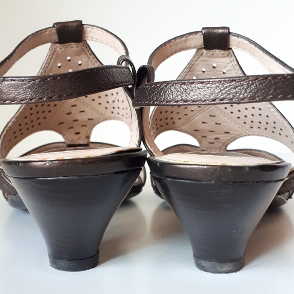 Naturalizer Leather Bronze Low Heel Sandal 8 Wide - Picture 3 of 10